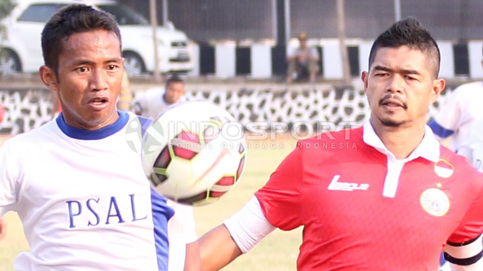 Bambang Pamungkas (kanan) berebut bola dengan pemain PSAL. Copyright: &copy; Herry Ibrahim/INDOSPORT